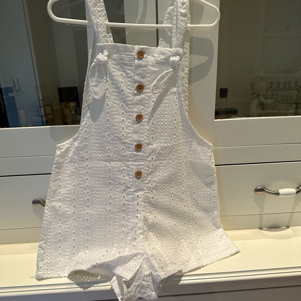 Cotton On Kids Eyelet Short Overalls with cross back NWT size 4.